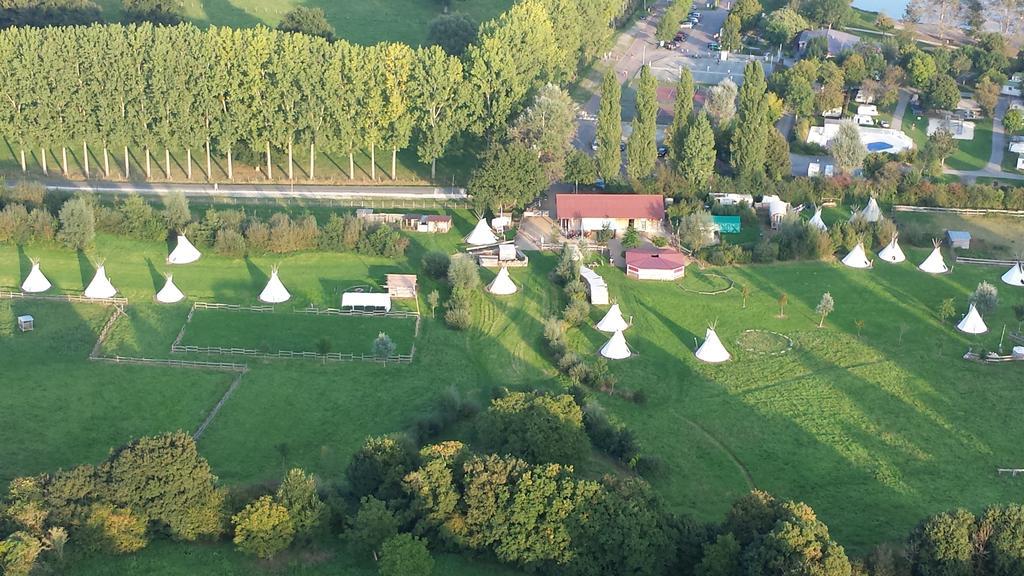 מלון Brûlon Les Tipis Du Bonheur De Vivre מראה חיצוני תמונה